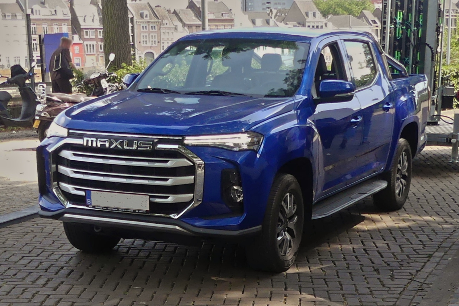 Maxus T90 EV unterwegs in Einer engen Stra�e. 07.2026