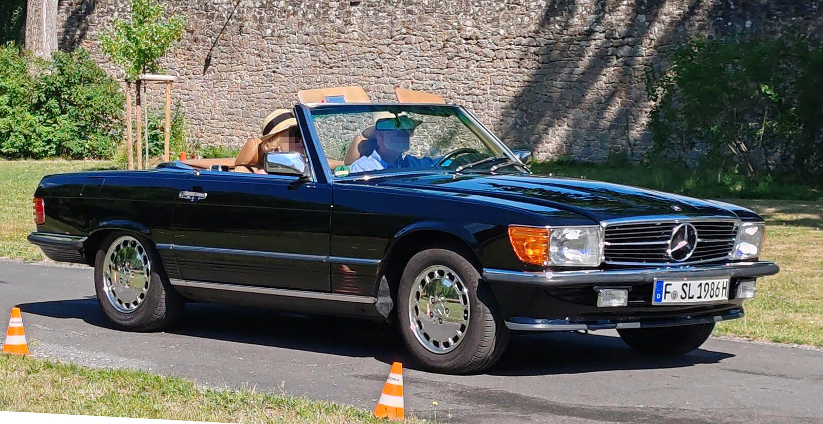 =MB W 107 auf der Zufahrt zur Oldtimerausstellung bei Schloss Fasanerie, 06-2025