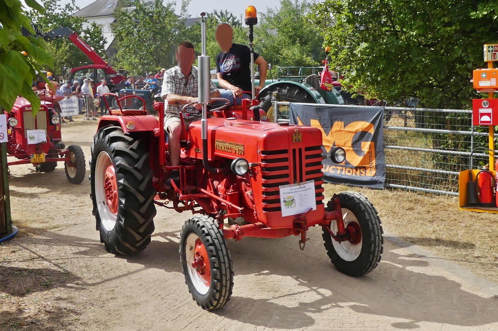 McCormick D-430, machte die Rundfahrt beim Traktorentreffen in Keispelt mit. 09.08.2026