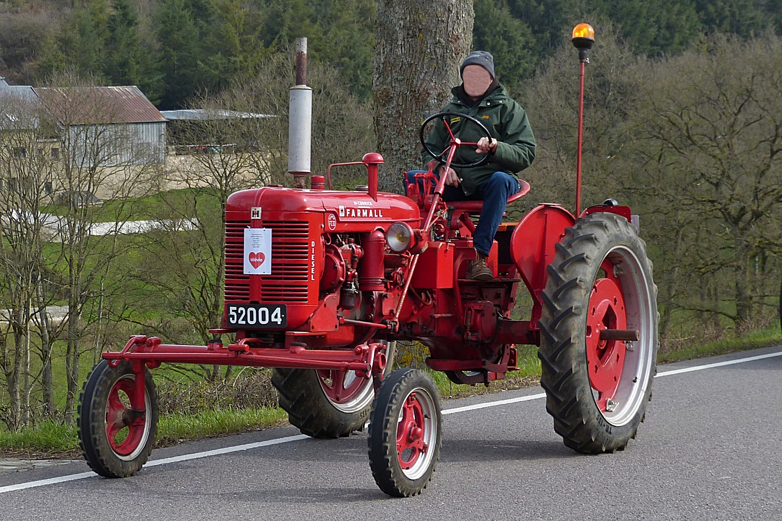 McCormik Farmall Traktor nahm an der Rundfahrt nahe Brachtenbach am Ostermontag teil. 10.04.2023

