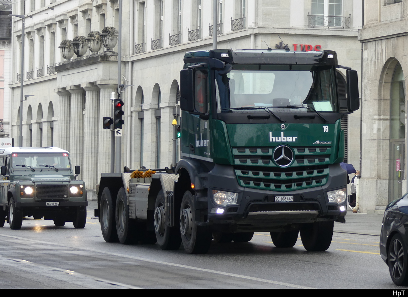 Mercedes Absetzkipper unterwegs in der Stadt Aarau am 17.04.2023