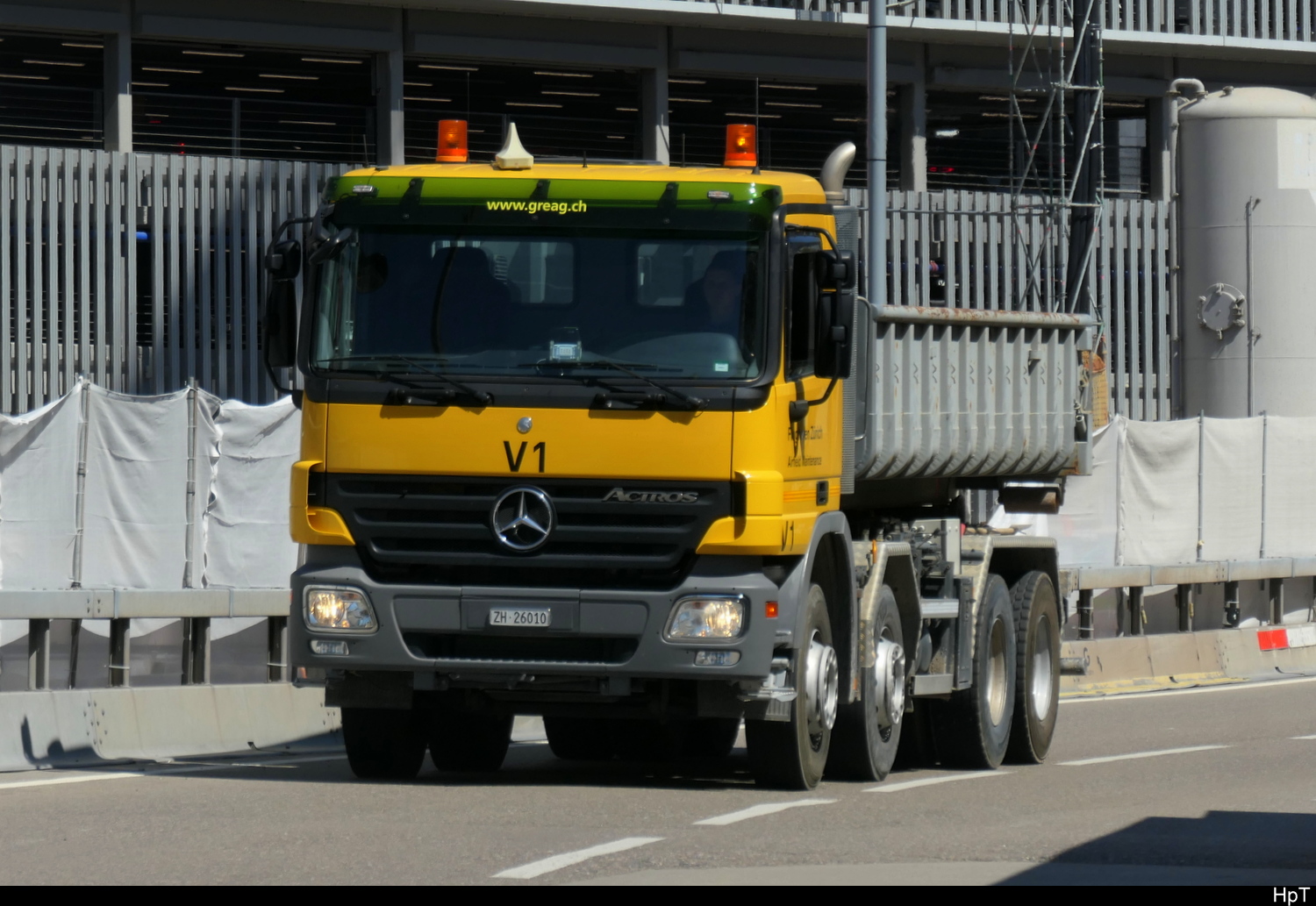 Mercedes Actros mit Mulde bei den Bushaltestellen vor dem Flughafen Kloten am 28.072026
