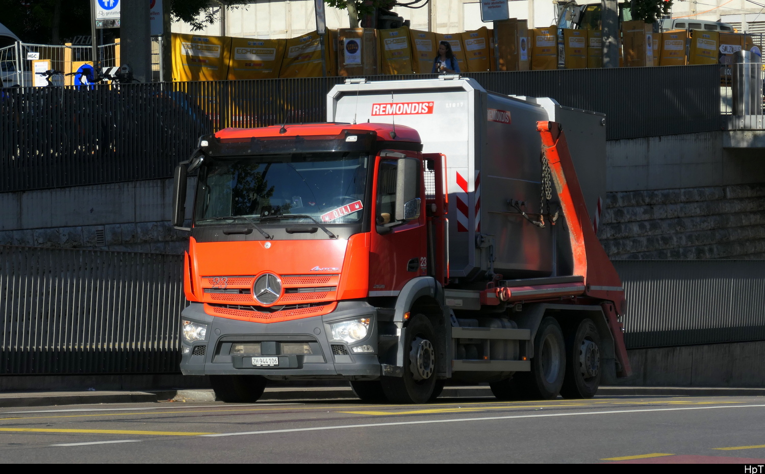 Mercedes Antos mit M�llcontainer unterwegs in Winterthur am 28.07.2026