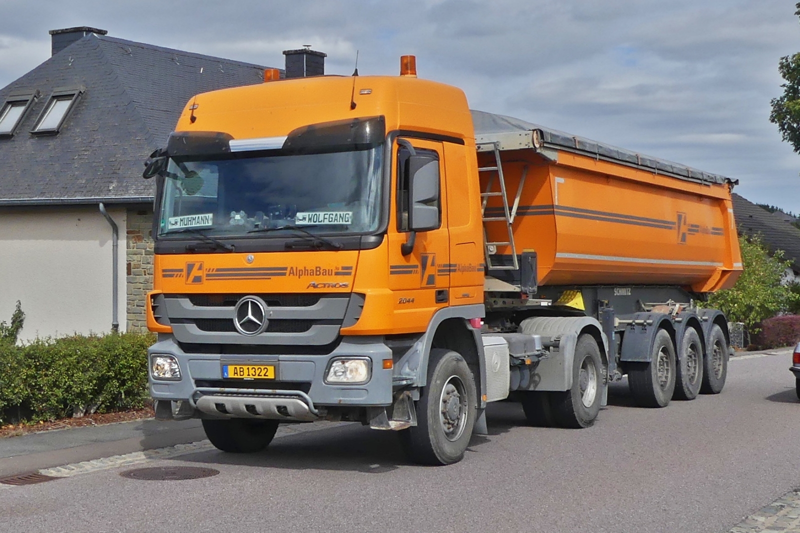 Mercedes Benz Actros 2044 Kipper Sattelzug, von AlphaBau, im Bild festgehalten 09.2026