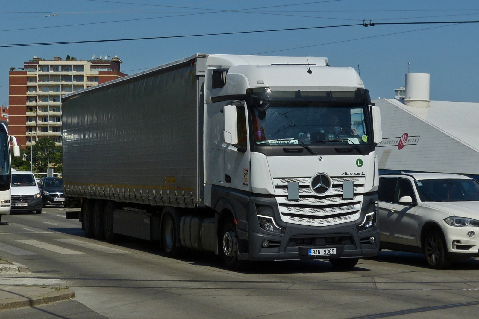 Mercedes Benz Actros, gesehen in den Straßen von Wien. 06.2023 