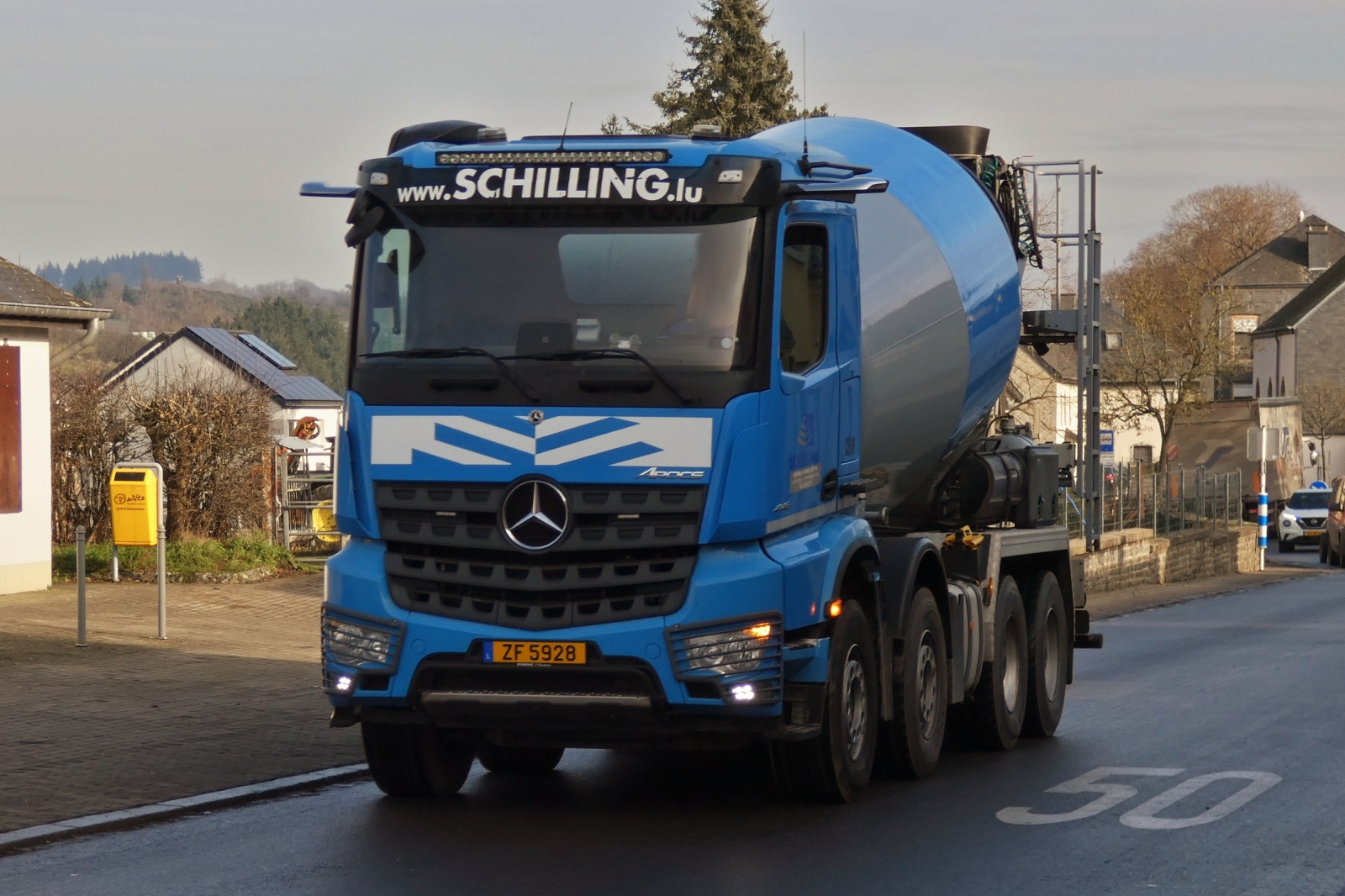 Mercedes Benz Arocs Beton Mischer, von Bauunternehmen Schilling, auf dem Weg zu einer Baustelle. 01.2026