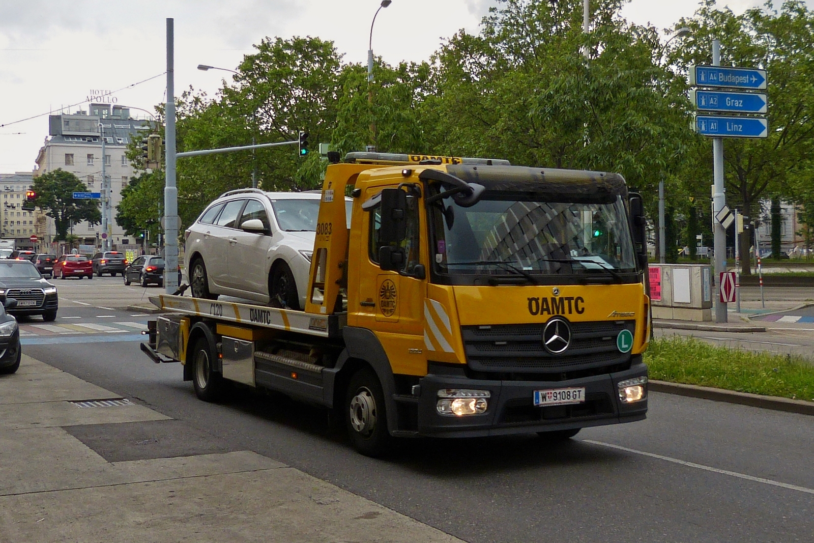 Mercedes Benz Atego, vom amtc, Autotransporter, gesehen in den Straen von Wien. 06.2023 