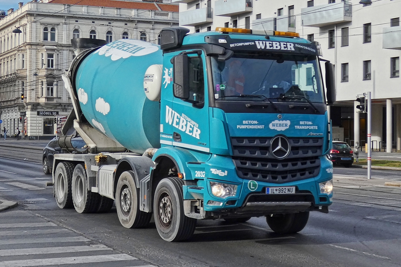Mercedes Benz Betonmischer, unterwegs zum Kunden, gesehen in Wien. 05.2025 