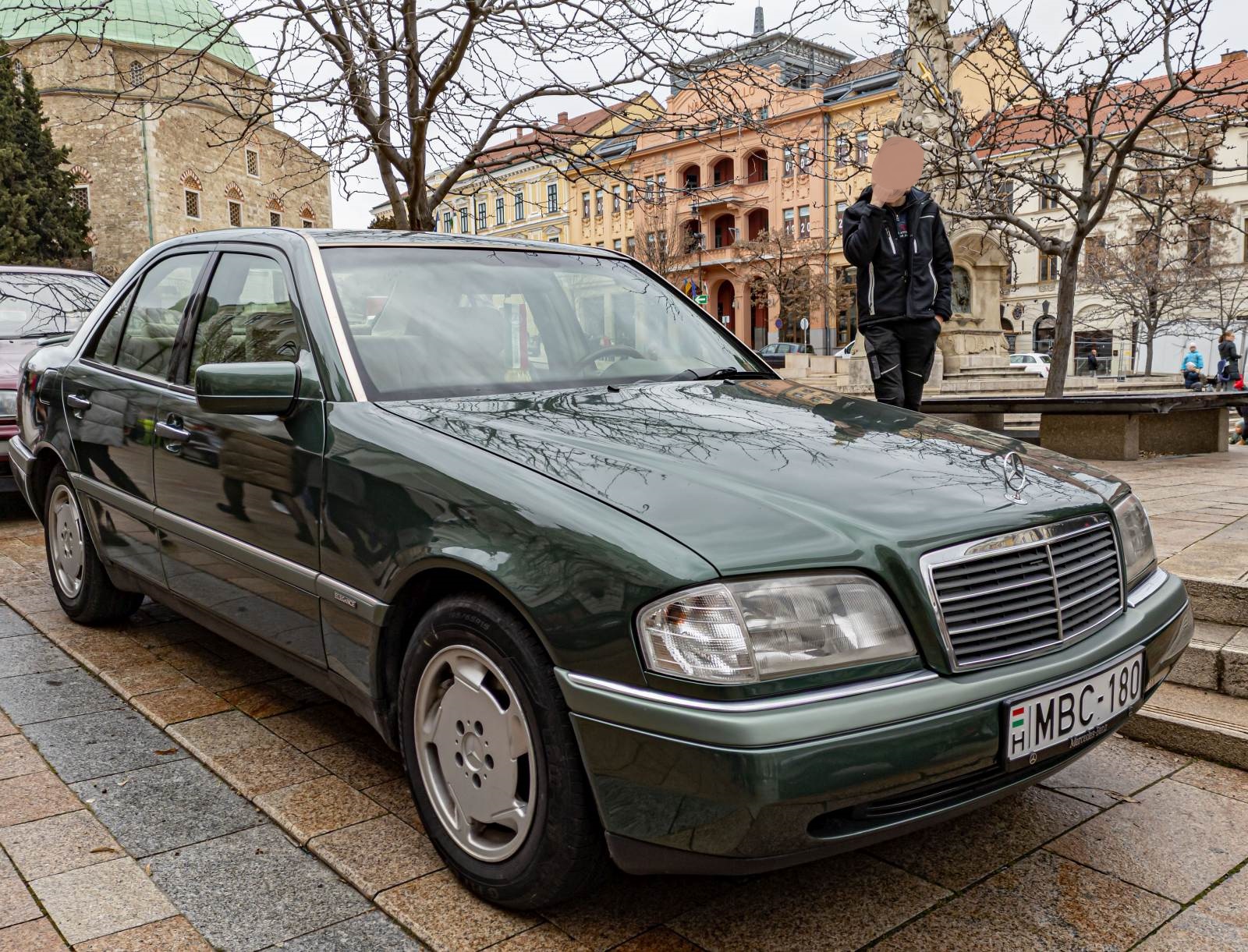 Mercedes-Benz C-Klasse Mk1 in grün, mit passendem Kennzeichen, gesehen in Dezember, 2022.