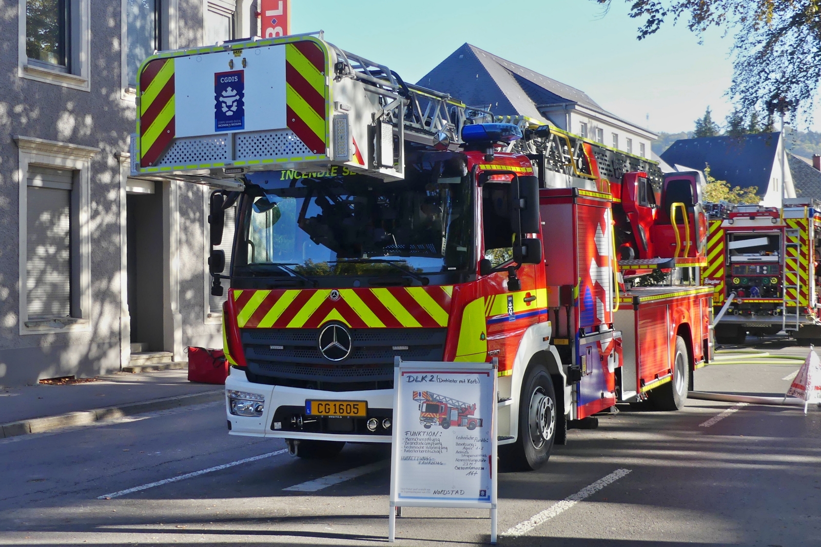 Mercedes Benz DLK 2, Hubrettungsfahrzeug, Leiter mit Korb, kann bis auf 23 m ausgefahren werden, die Technischen Erkl�rungstafeln wurden von Mitgliedern der Jugendfeuerwehren erstellt.