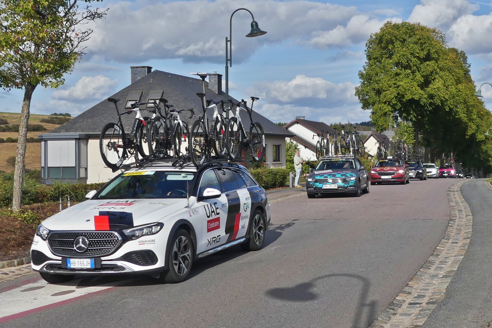 Mercedes Benz E 220d, (W 123), an der Spitze von mehreren Fahrzeugen, die hinter dem Peloton bei der Skoda Tour de Luxemburg herfahren. 09.2026