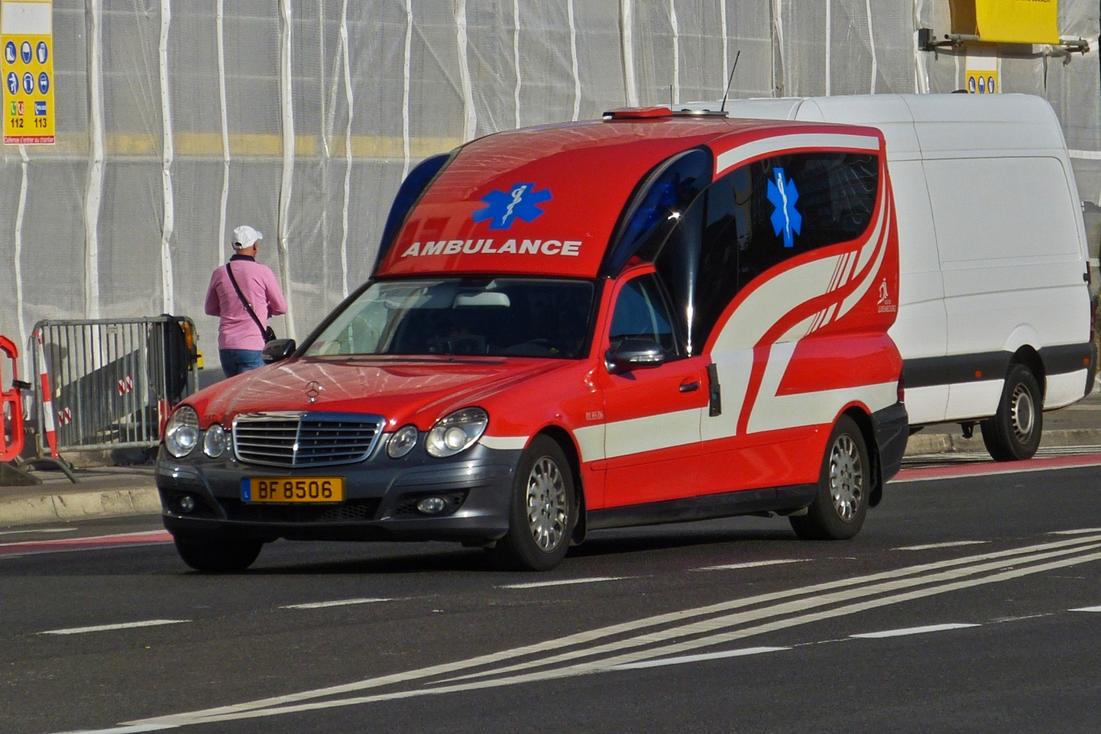 Mercedes Benz E-Klasse als Krankentransport in der Stadt Luxemburg unterwegs. 10.2014