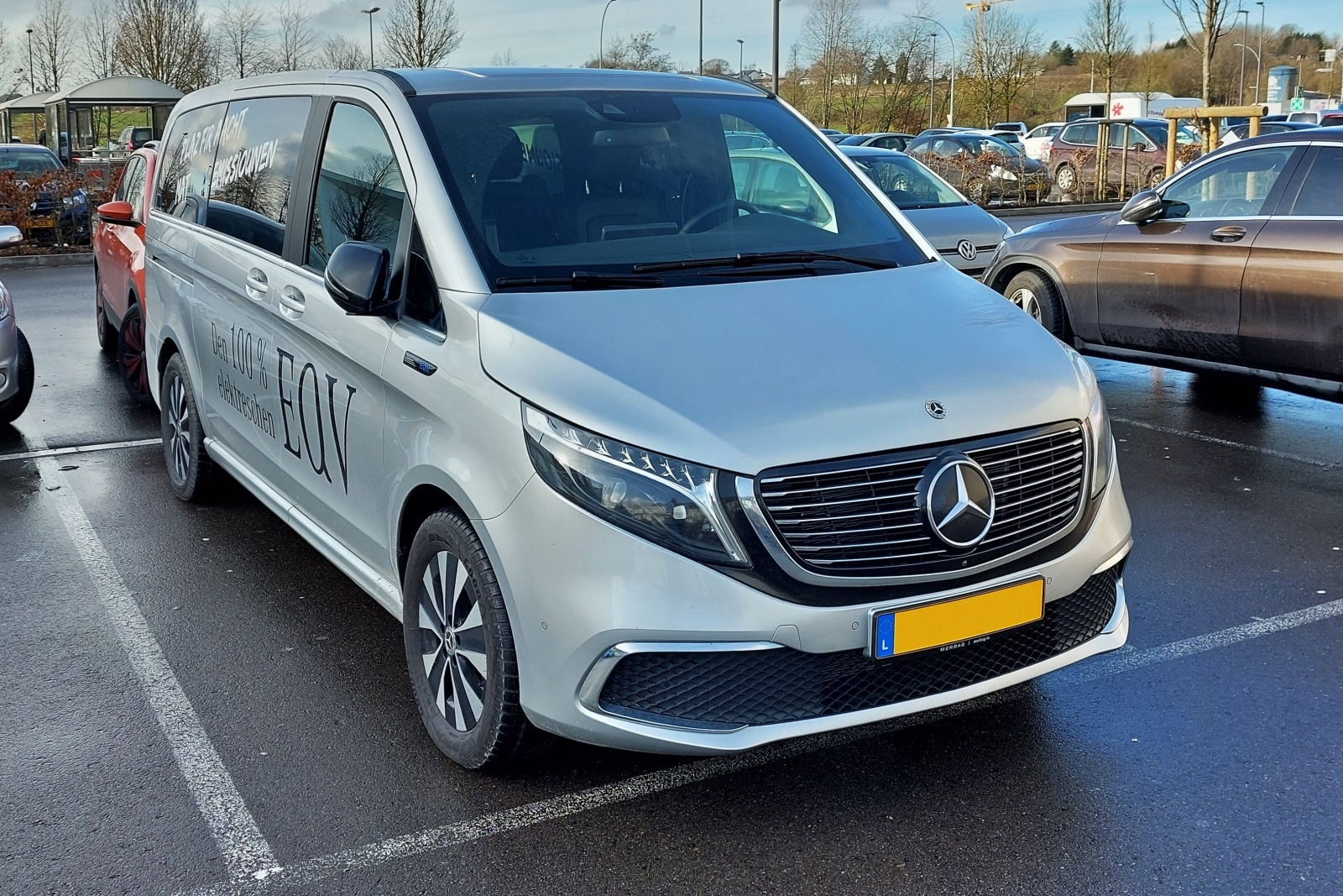 Mercedes Benz EQV 300, 100 % Elektrisches Nutzfahrzeug, gesehen auf einem Parkplatz im Norden von Luxemburg.  01.2023