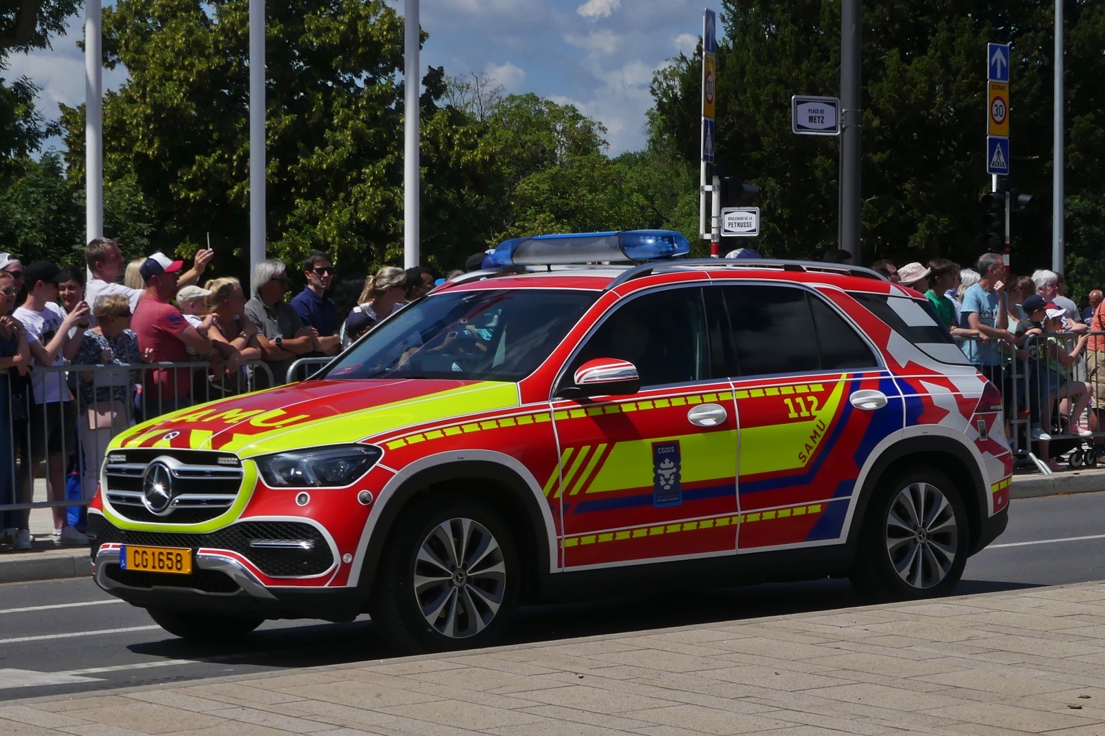 Mercedes Benz GLS, Notarzt Wagen des CGDIS, war bei der Militrparade im Konvoi in der Stadt Luxemburg zu sehen. 23.06.2023.