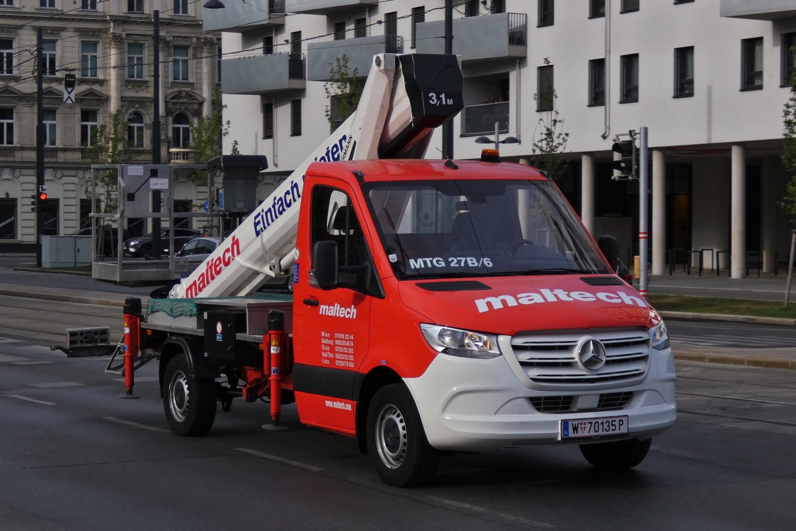 Mercedes Benz Sprinter mit Heberaufbau, unterwegs in Wien. 05.2026