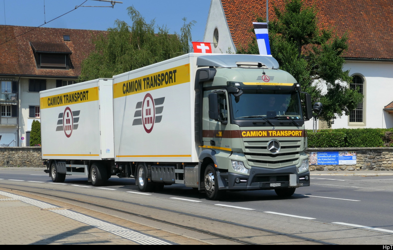 Mercedes mit Kastenaufbau und Anh�nger unterwegs in Unterkulm am 30.07.2026