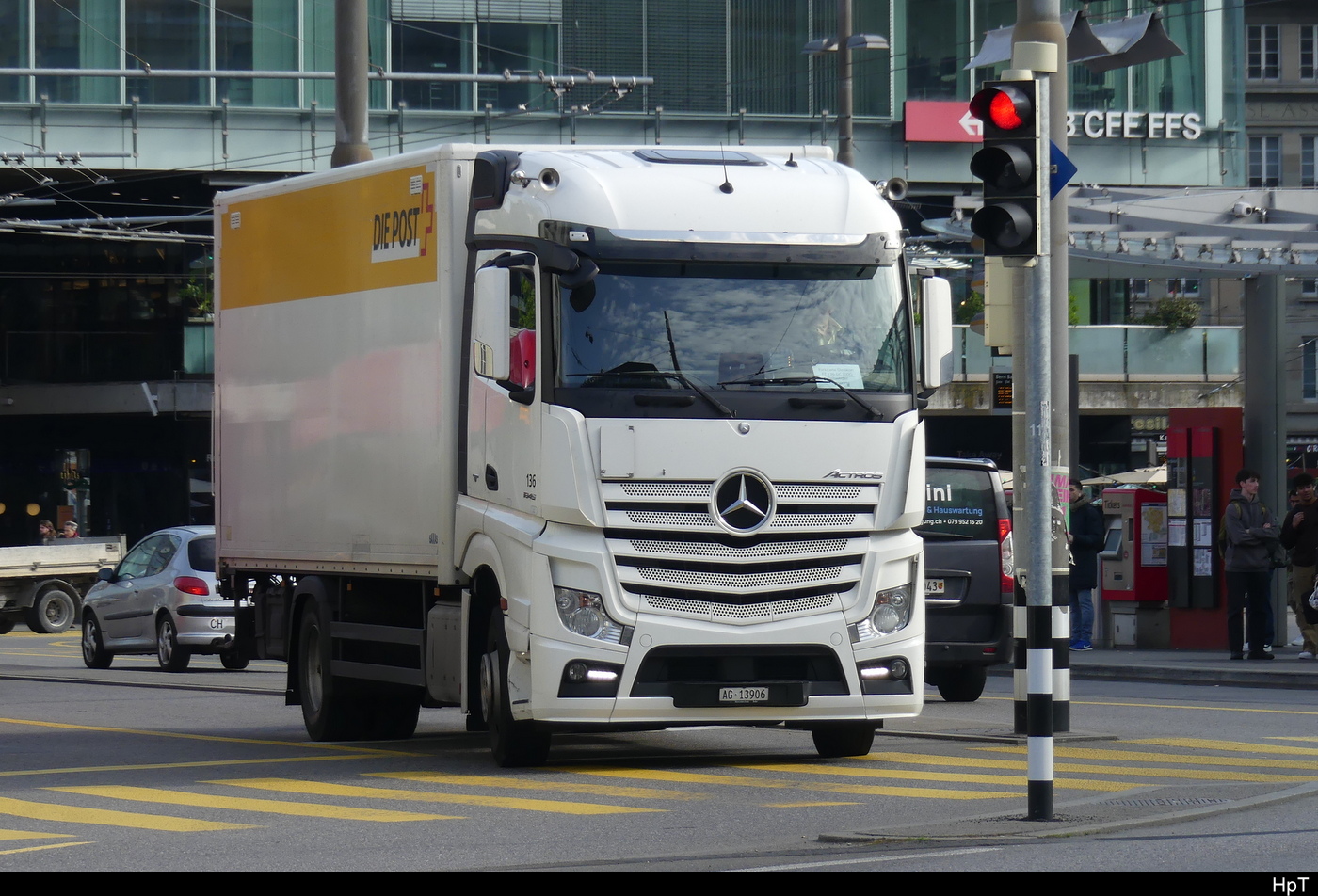 Mercedes mit Kastenaufbau unterwegs in der Stadt Zürich am 29.04.2024