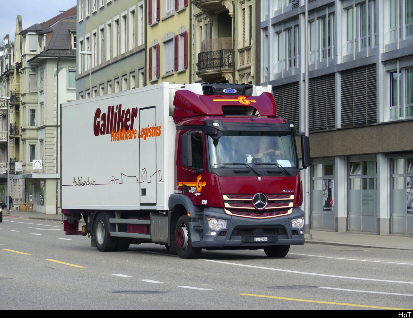 Mercedes mit Kastenaufbau unterwegs in der Stadt Solothurn am 02.05.2024