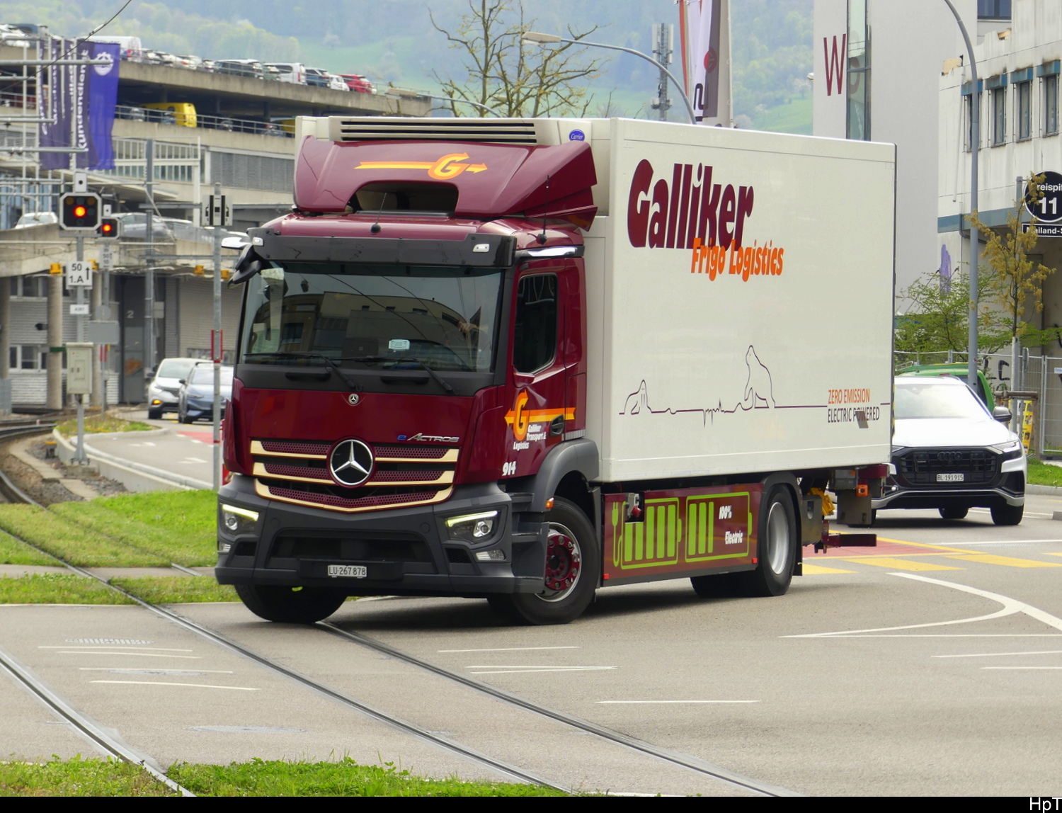 Mercedes mit Kastenaufbau unterwegs in der Stadt Basel am 10.04.2026