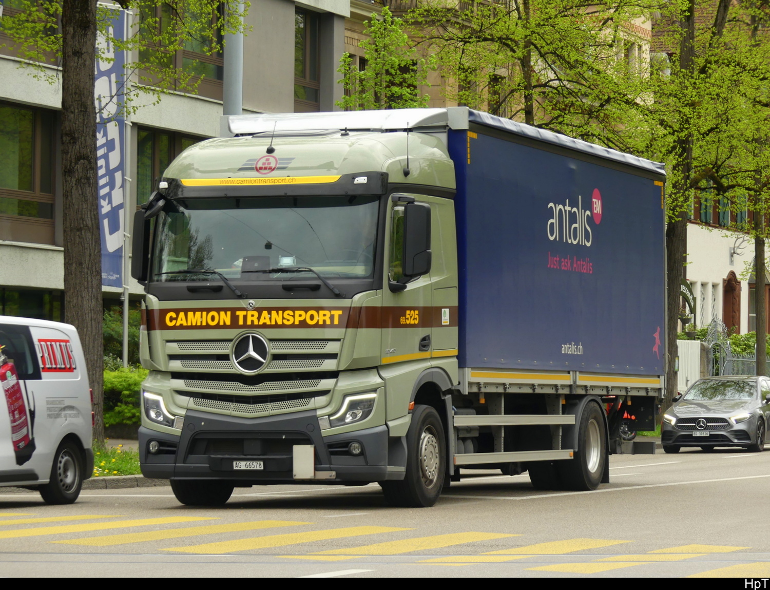 Mercedes mit Pritschenaufbau unterwegs in der Stadt Basel am 10.04.2026