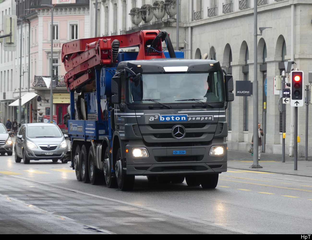 Mercedes mit Spez. Aufbau unterwegs in der Stadt Aarau am 17.04.2023