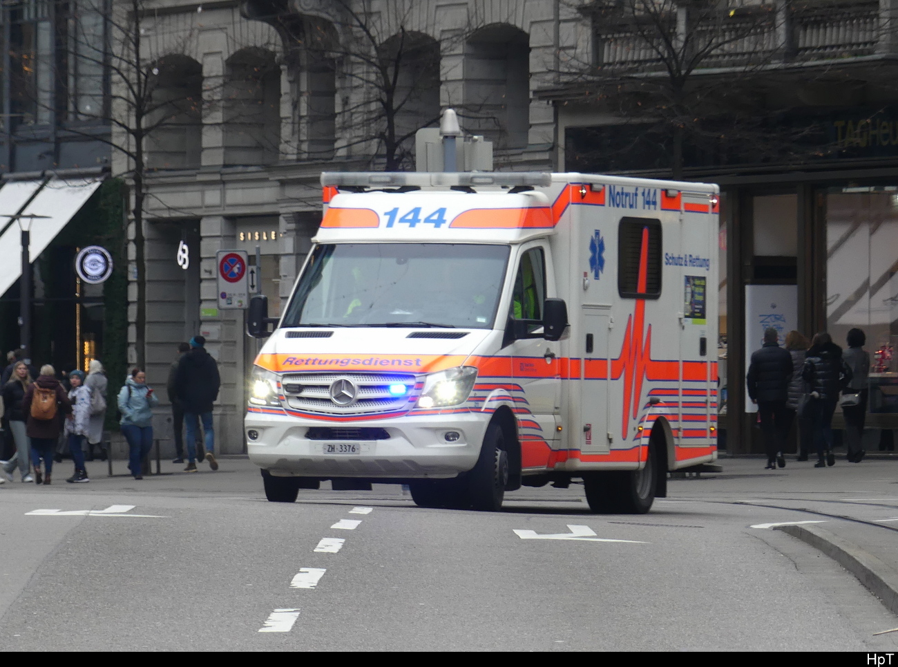 Mercedes Rettungswagen unterwegs in der Stadt Zürich am 17.12.2023