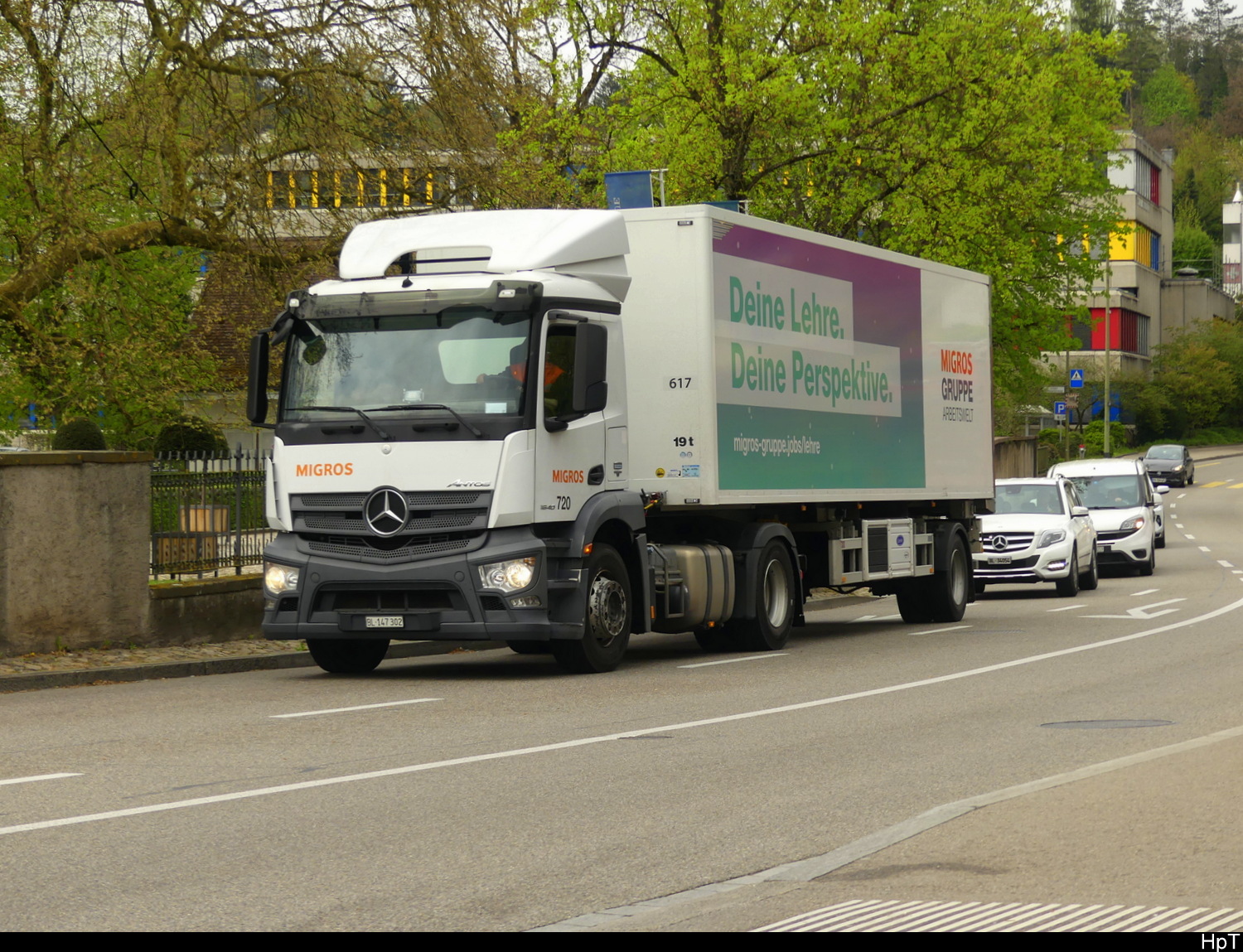 Mercedes Sattelschlepper unterwegs in Bottmingen am 10.04.2026