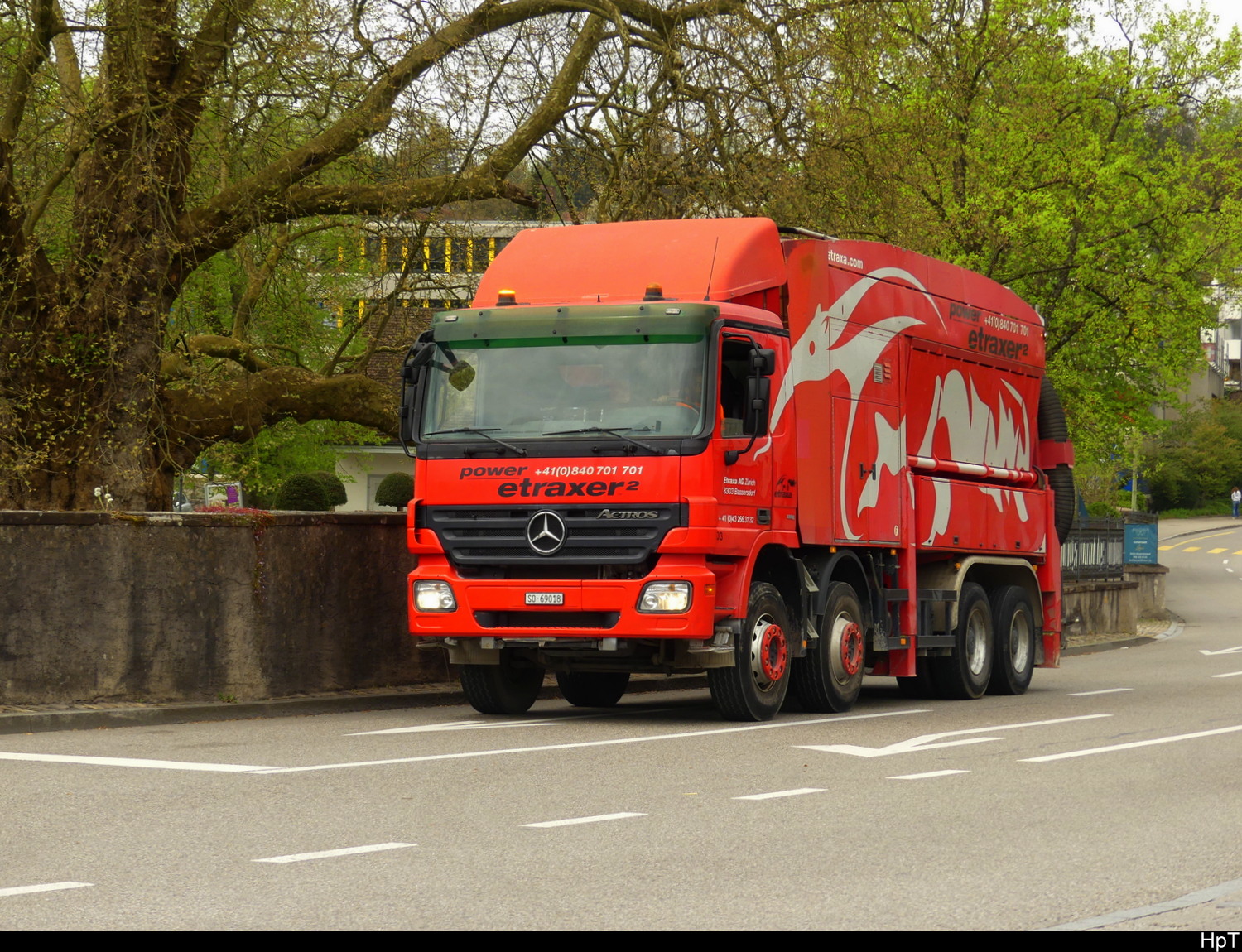 Mercedes Spez. Endsorgungsfahrzeug zum Absaugen unterwegs in Bottmingen am 10.04.2026
