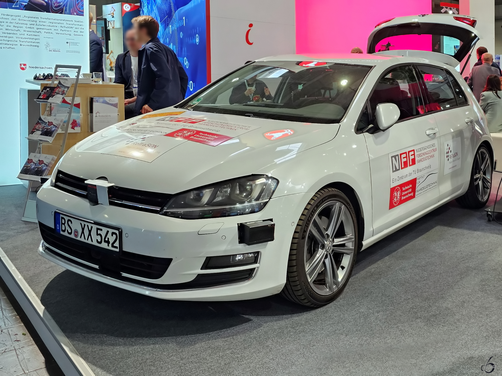 Mit diesem VW Golf VII ist für autonomes Fahren umgerüstet worden.  (Messe Hannover, April 2024)