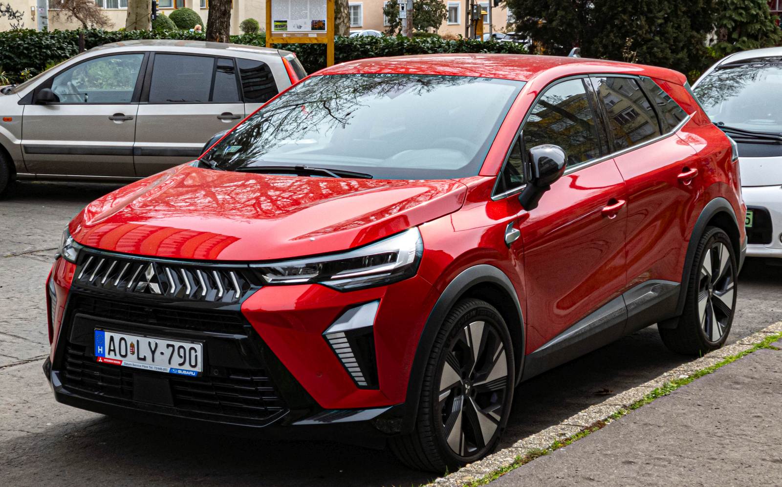 Mitsubishi Grandis Mk2 (Basis: Renault Symbioz) in der Farbe Sunrise Red, gesehen in M�rz, 2026.
