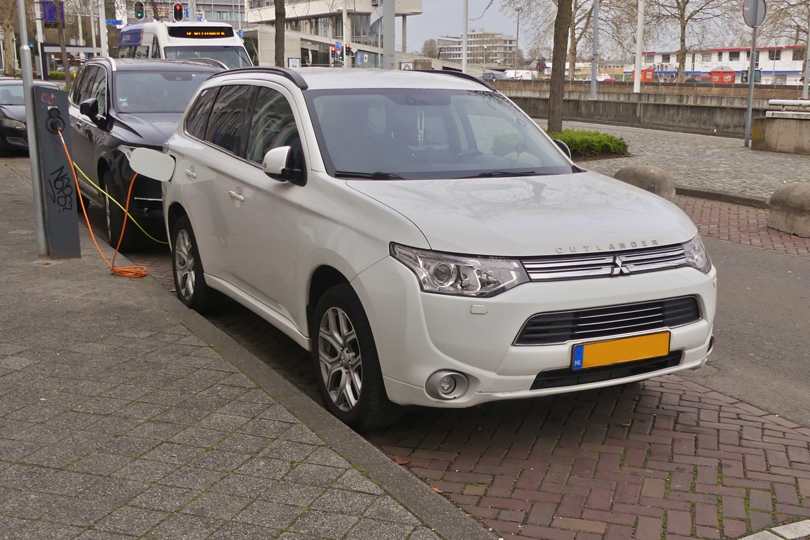 Mitsubishi Outlander, aufgenommen am Stra�enrand an einer Ladestation. 03.2026