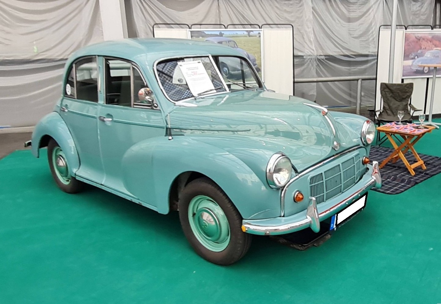 Morris Minor Series 2 fourdoor aus dem Jahr 1954. Als Morris Minor MM kam dieses Modell 1948 auf den Markt. Im Jahr 1952 fusionierten die Marken Austin und Morris zur BMC (B ritish M otor C orporation). Zeitgleich wurde der optisch und technisch modifizierte Morris Minor vorgestellt. Das Modell war als zwei- und viert�rige Limousine und als viert�rige Cabrio-Limousine lieferbar. 1953 kam noch das dreit�rige Modell  Traveller  hinzu. Es war ein Kombimodell mit hinterem Holzaufbau. Schnell avancierte der Minor zum britischen  Volkswagen . Der Vierzylinderreihenmotor des Minor Series 2 hat einen Hubraum von 803 cm� und leistet 30 PS. 1956 folgte dann der Minor 1000, der noch sage und schreibe 16 Jahre gebaut wurde. Optisch kann man den Series 2 Minor am besten vom Minor 1000 durch die geteilte Frontscheibe unterscheiden. Retro Classic Essen am 09.04.2026.