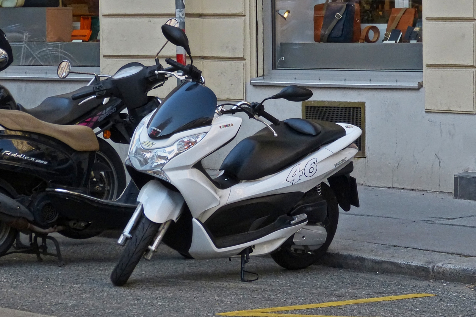 Motorroller Honda PCX stand am Straßenrand in Wien. 06.2023 