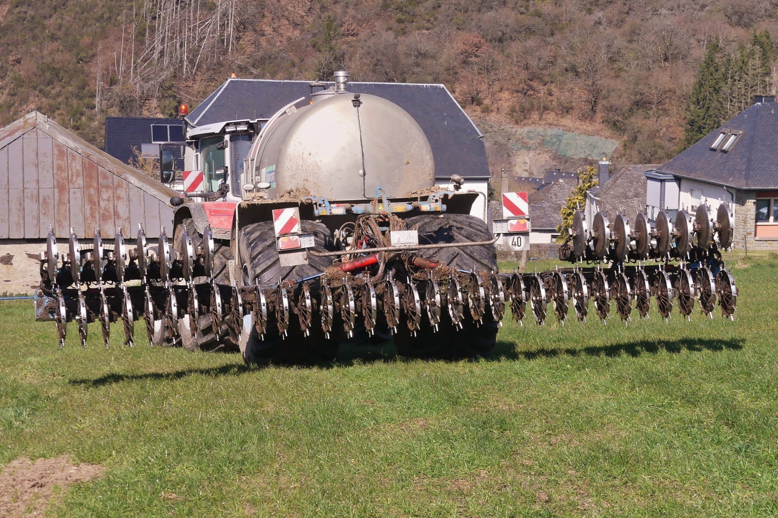 Nach getaner Arbeit mit dem  Duport Liquilizer-Pumptankwagen, werden die D�ngerwalzen zusammengeklappt und in den Transportmodus gebracht. 03.2026