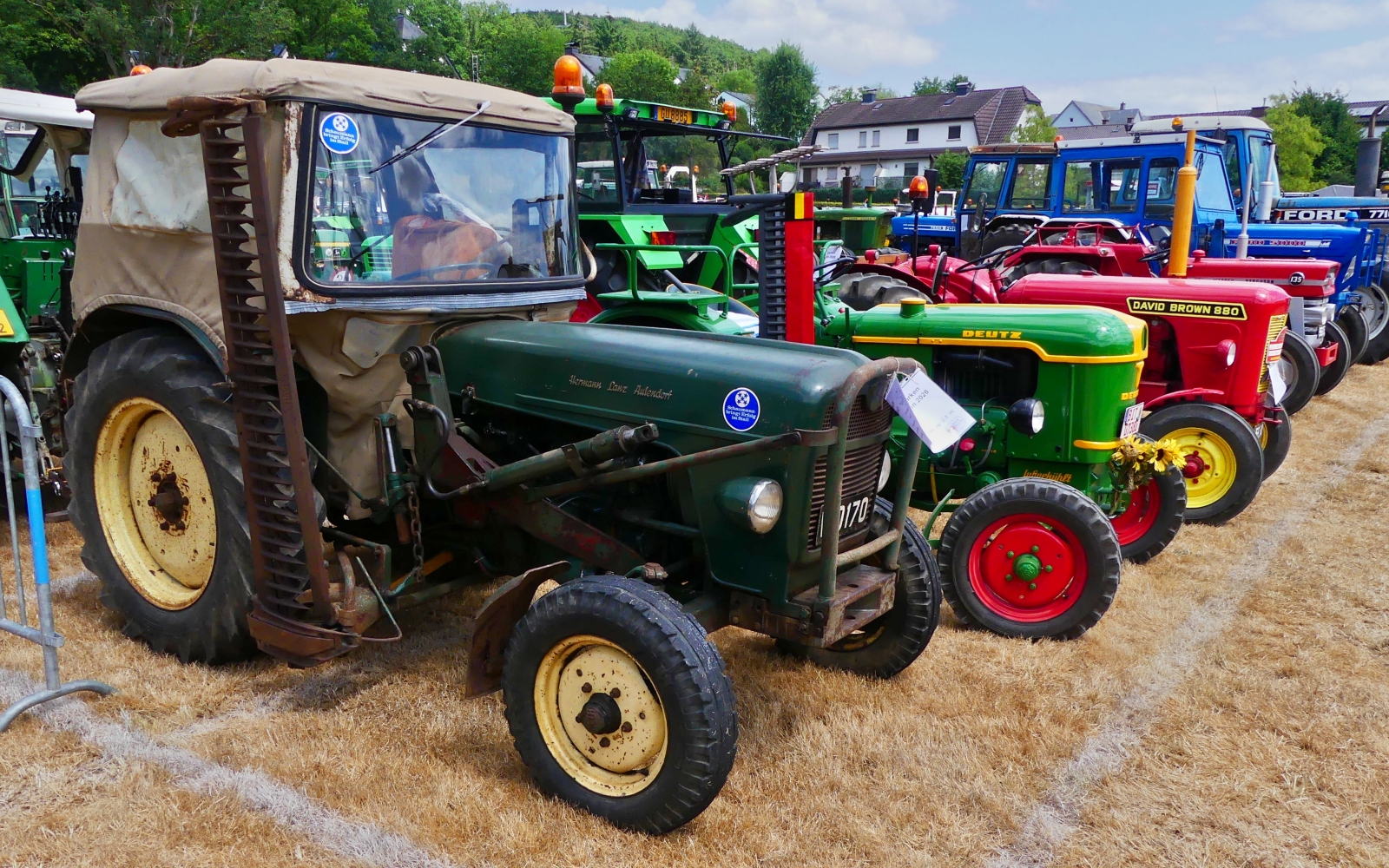 Nachdem die meisten Oldtimer Traktoren von der Rundfahrt zur�ck sind stehen sie Aufgereiht auf dem Gel�nde in Warken. Im Vordergrund ein Hela 425, BJ 1964, 2500 ccm, 42 PS. 19.07.2026