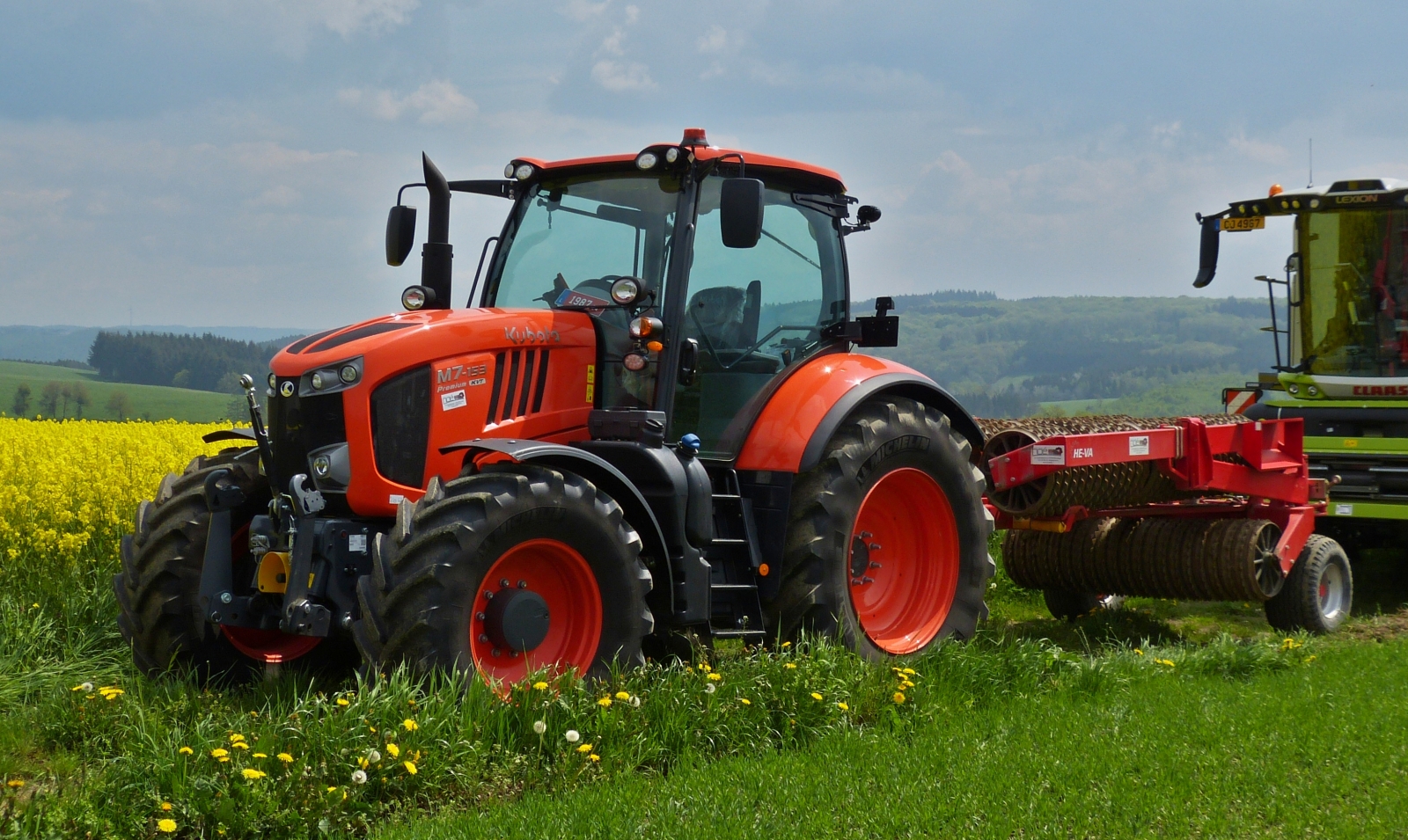 Neuer Kubota M7 -153 Traktor mit Bodenbearbeitungsmaschine steht bereit um an der Rundfahrt durch Brachtenbach beim  Baurefest in Brotebach  teilzunehmen. 14.05.2023