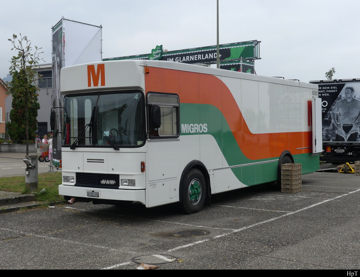 Oldtimer NAW Einkaufswagen der Migros unterwegs am ESAF ( Eidgenössisches Schwing- und Älplerfest ) in Pratteln am 28.08.2022