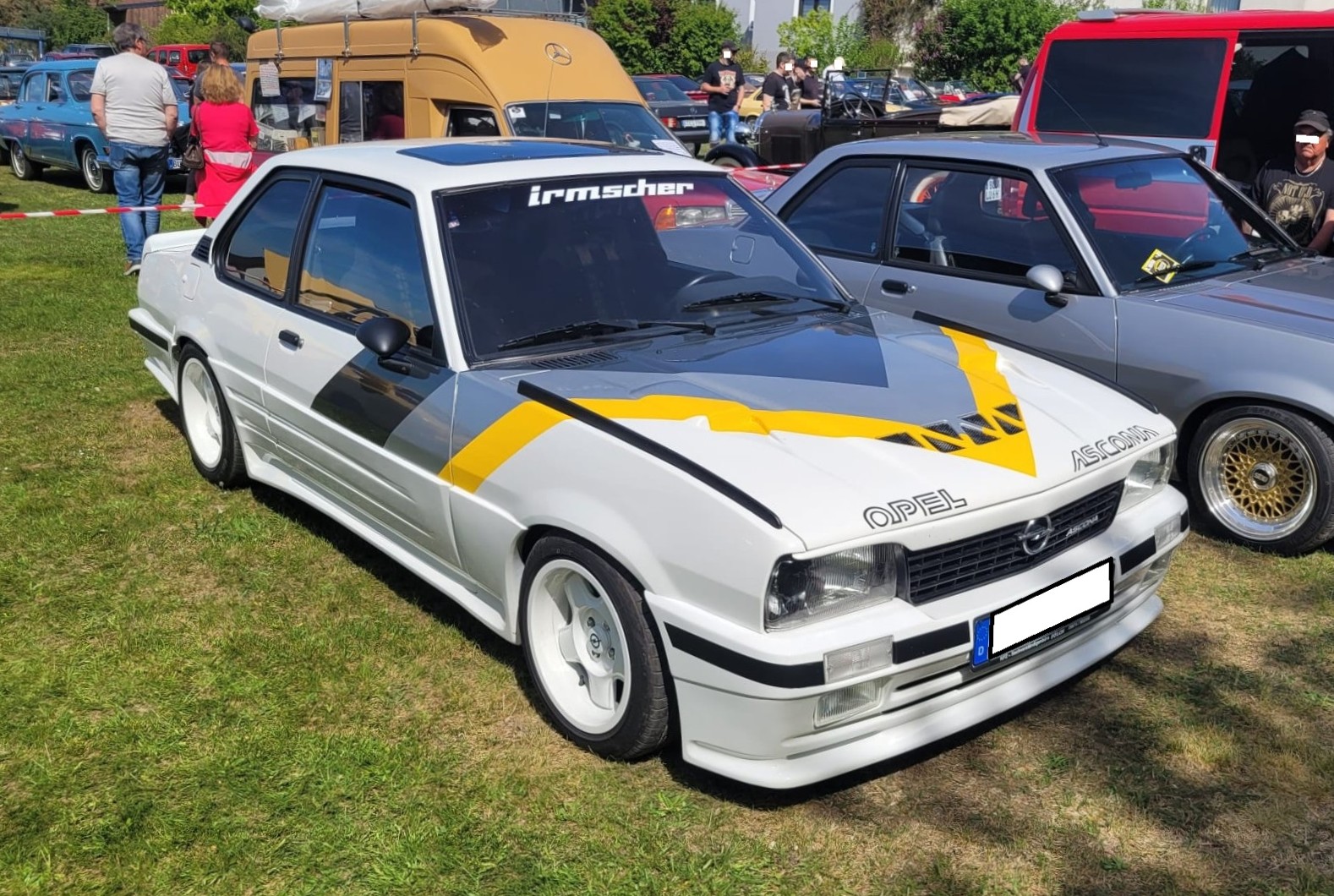 Opel Ascona B 400. Der Opel Ascona B 400 war das Homologationsmodell f�r die damalige Rallye-Weltmeisterschaft. Insgesamt wurden zwischen 1979 und 1981 nur 268 Exemplare der Stra�enversion gebaut. : Die Fahrzeuge wurden nicht am Flie�band, sondern nach der Kundenbestellung einzeln gefertigt und per Einzelabnahme f�r den Stra�enverkehr zugelassen. Im Gegensatz zum Standard-Ascona besa� das Modell 400 einen komplett neu entwickelten Hochleistungsmotor. Dieser Vierzylinderreihenmotor mit einem Zylinderkopf von Cosworth hat einen Hubraum von 2410 cm� und leistet  serienm��ig  144 PS. Mit einem Leergewicht von 1030 Kilogramm erreichte der  400´er  eine H�chstgeschwindigkeit von 197 km/h. Oldtimertreffen Altenthann/Oberpfalz am 03.05.2026.