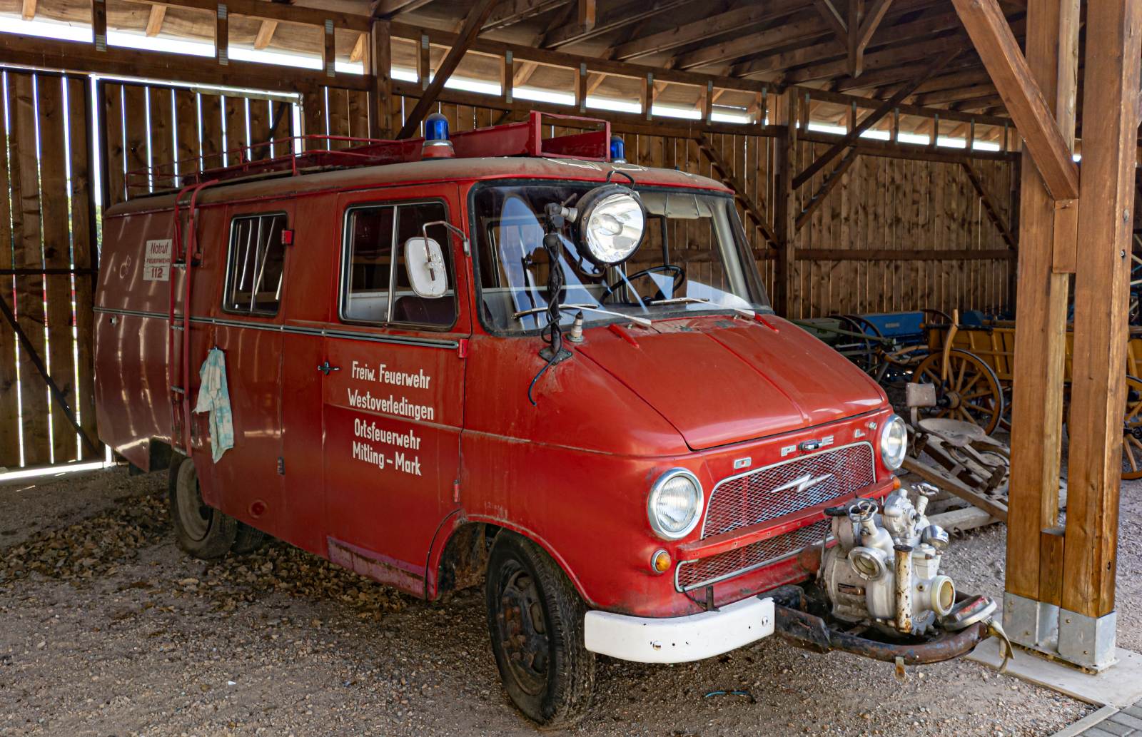 Opel Blitz Feuerwehrfahrzeug ca. aus den 60-ern. Das Auto ist in Ungarn ca 1993, höchstwahrscheinlich als Gabe von Westoverledingen (Niedersachsen) angekommen. Aktuell steht es im Hof des  Traktormúzeum, Újpetre . Foto : Juli, 2022, Ungarn.