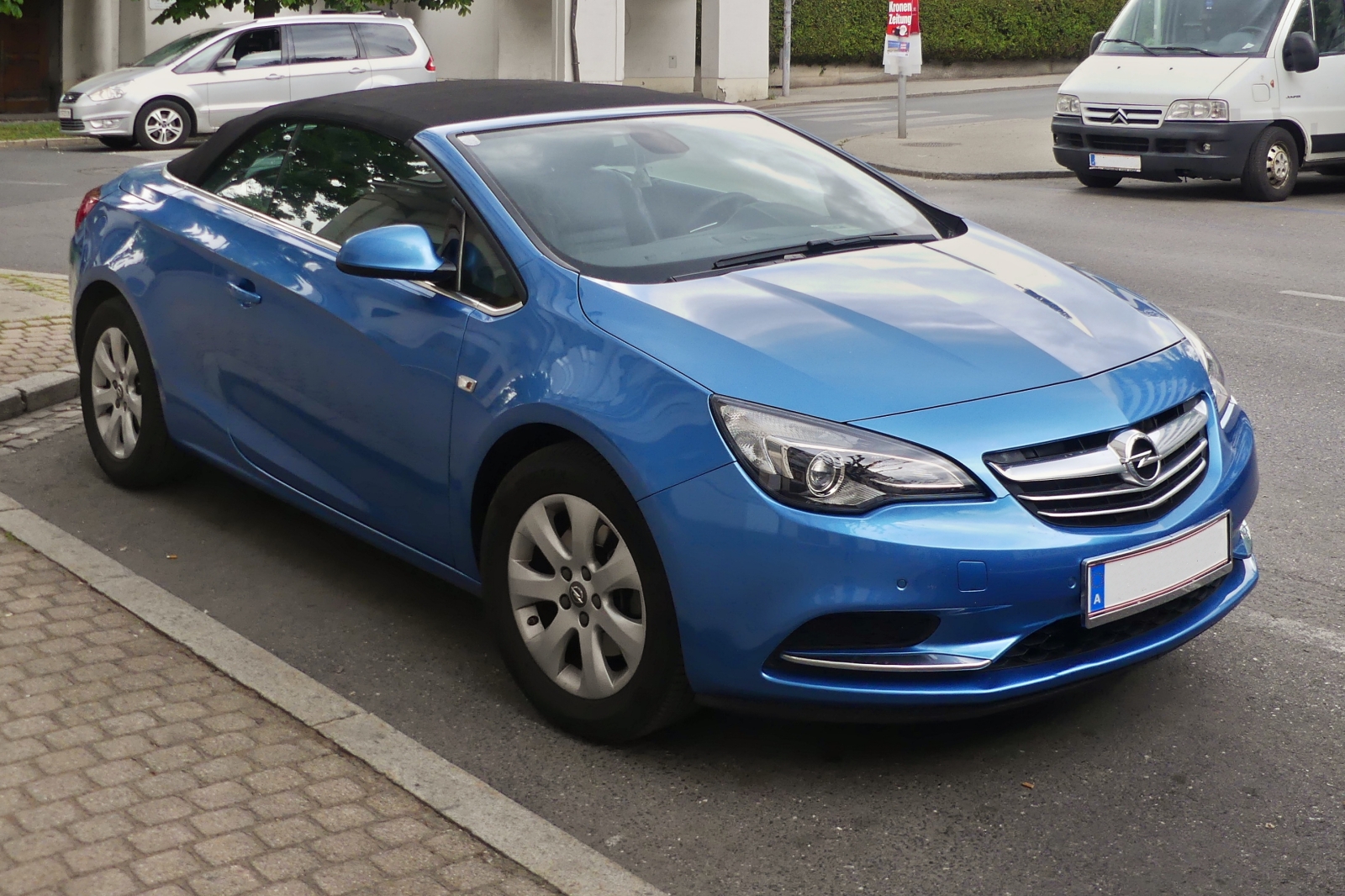 Opel Cascada stand am Stra�enrand. 05.2026