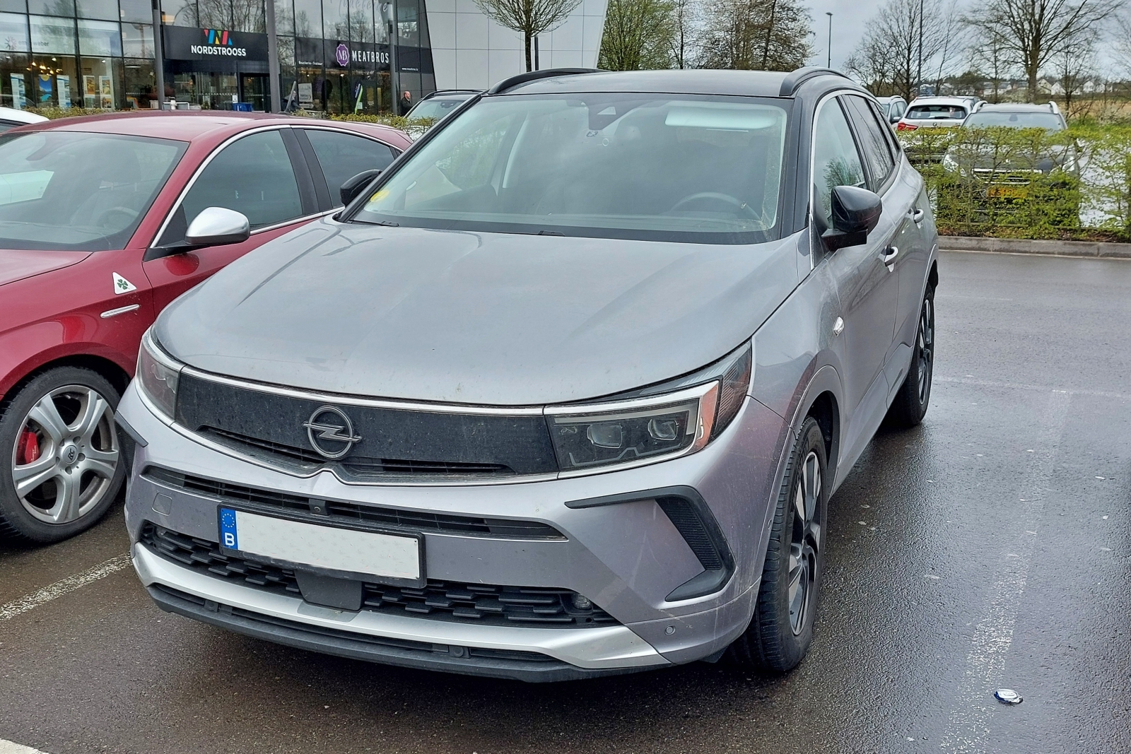 Opel Grandland Hybrid, aufgenommen auf einem Parkplatz. 04.2024