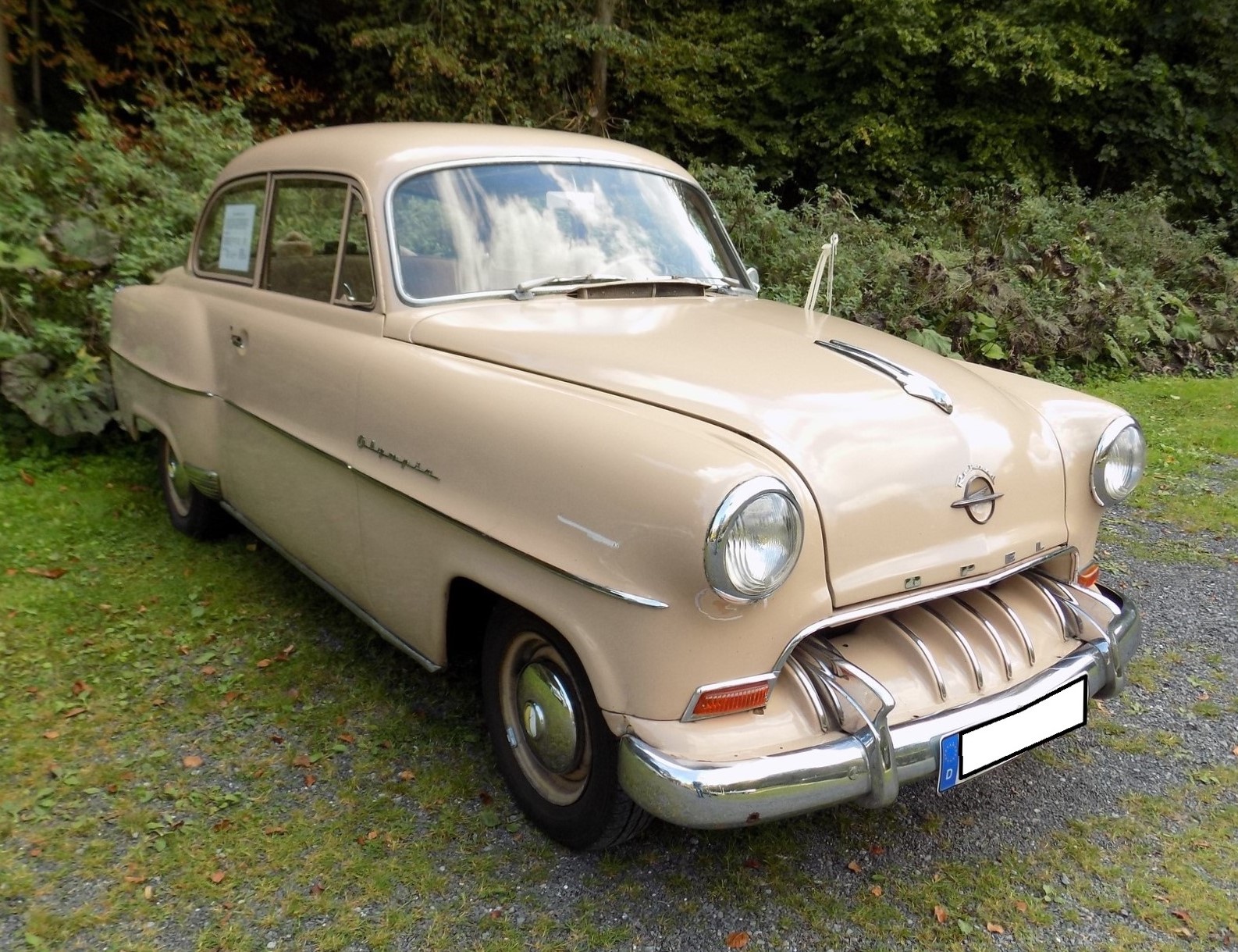 Opel Olympia Rekord der Modelljahre 1953 bis 1954. Dieses Modell bestach durch seine moderne Pontonkarosserie und seine extrem gute Verarbeitung. Der Vierzylinderreihenmotor mit einem Hubraum von 1488 cm³ leistet 40 PS. Von diesem Limousine-Modell wurden in den beiden Modelljahren 113.966 Einheiten produziert. Um in den Fahrgenuss eines solchen Autos zu kommen, musste man mindestens DM 6.410,00 an den freundlichen Opel-Händler überweisen. Mit diversen  Facelifts  blieb das Modell bis 1957 im Programm. Oldtimertreffen Schwarzwaldhaus im Neandertal/Mettmann.
