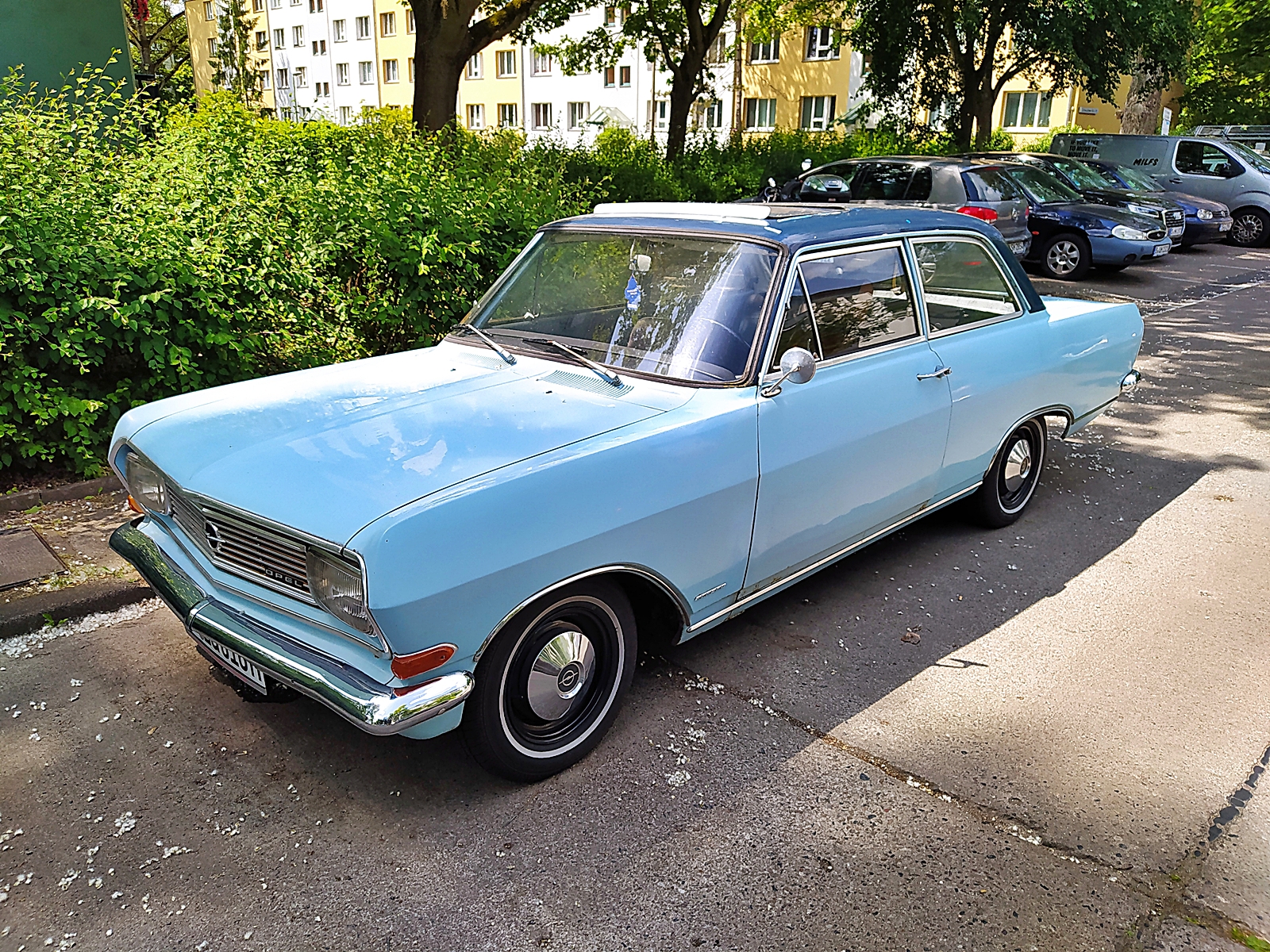 Opel Rekord B mit Schiebedach. Gesehen 2.6.2026 in Berlin Friedrichsfelde.