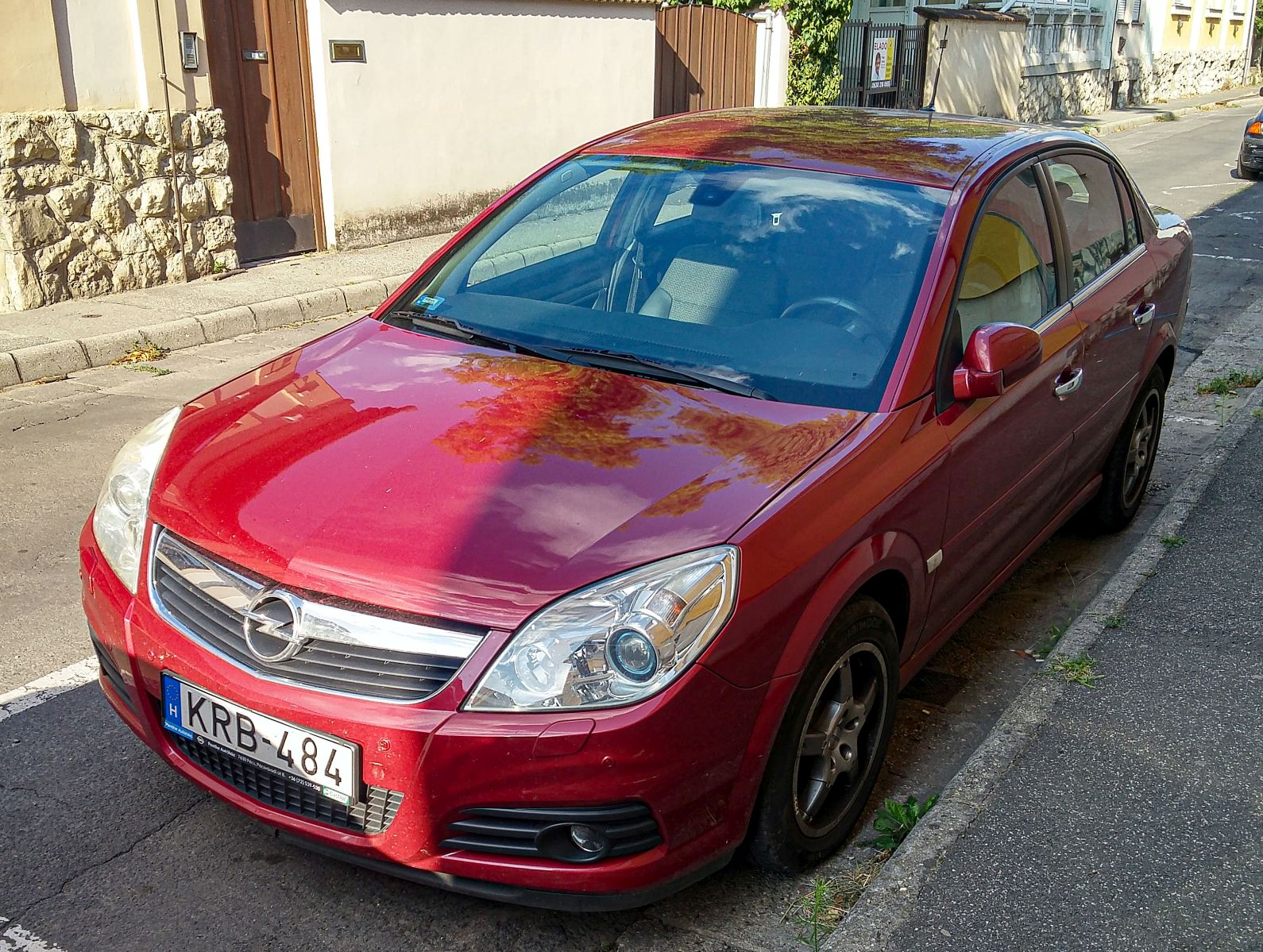 Opel Vectra C in Granatapfel Rot. Foto: August 2021.