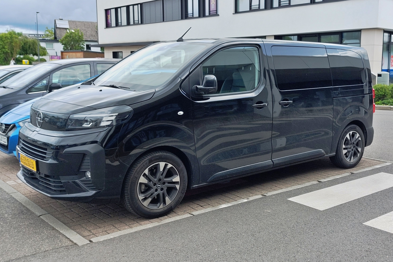 Opel Vivaro, aufgenommen auf einem Parkplatz. 06.2026
