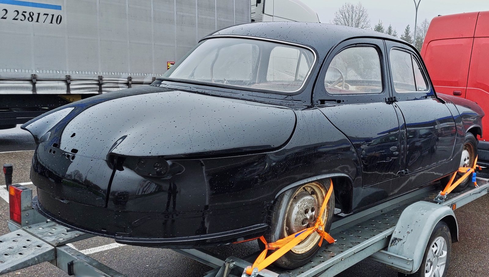 Panhard PL 17, frisch lackiert , steht auf einem Hänger. 11.2025