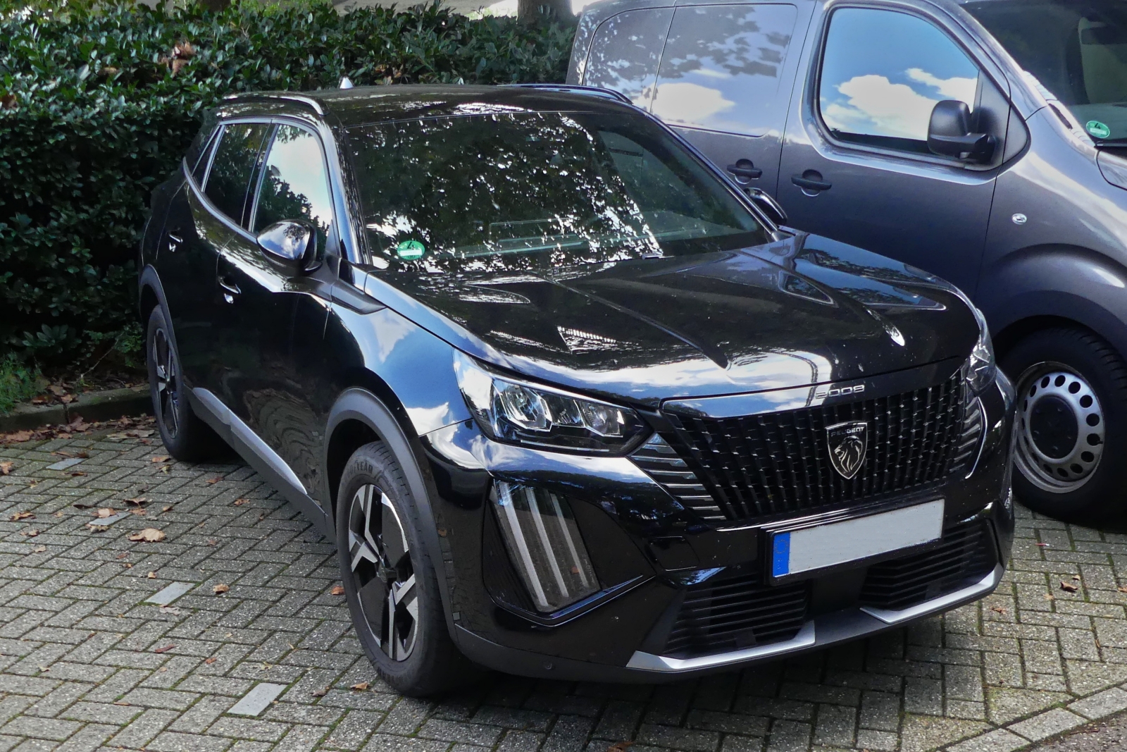 Peugeot 2008, gesehen auf einem Parkplatz. 09.2026 