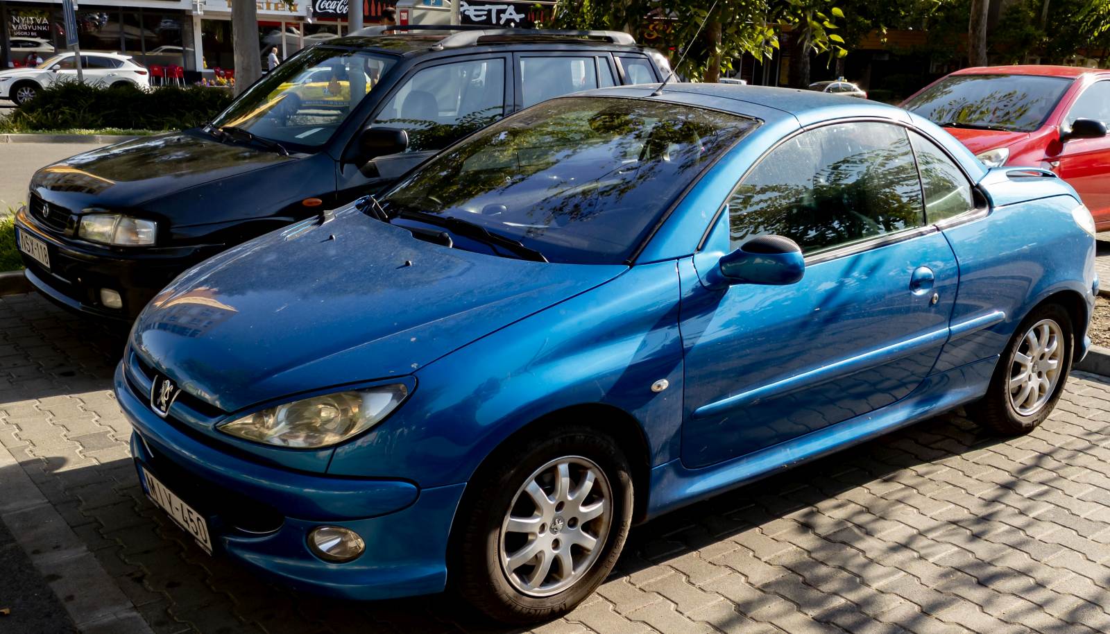 Peugeot 206 CC in der Farbe Bleu Recife, gesehen in Juli, 2022.