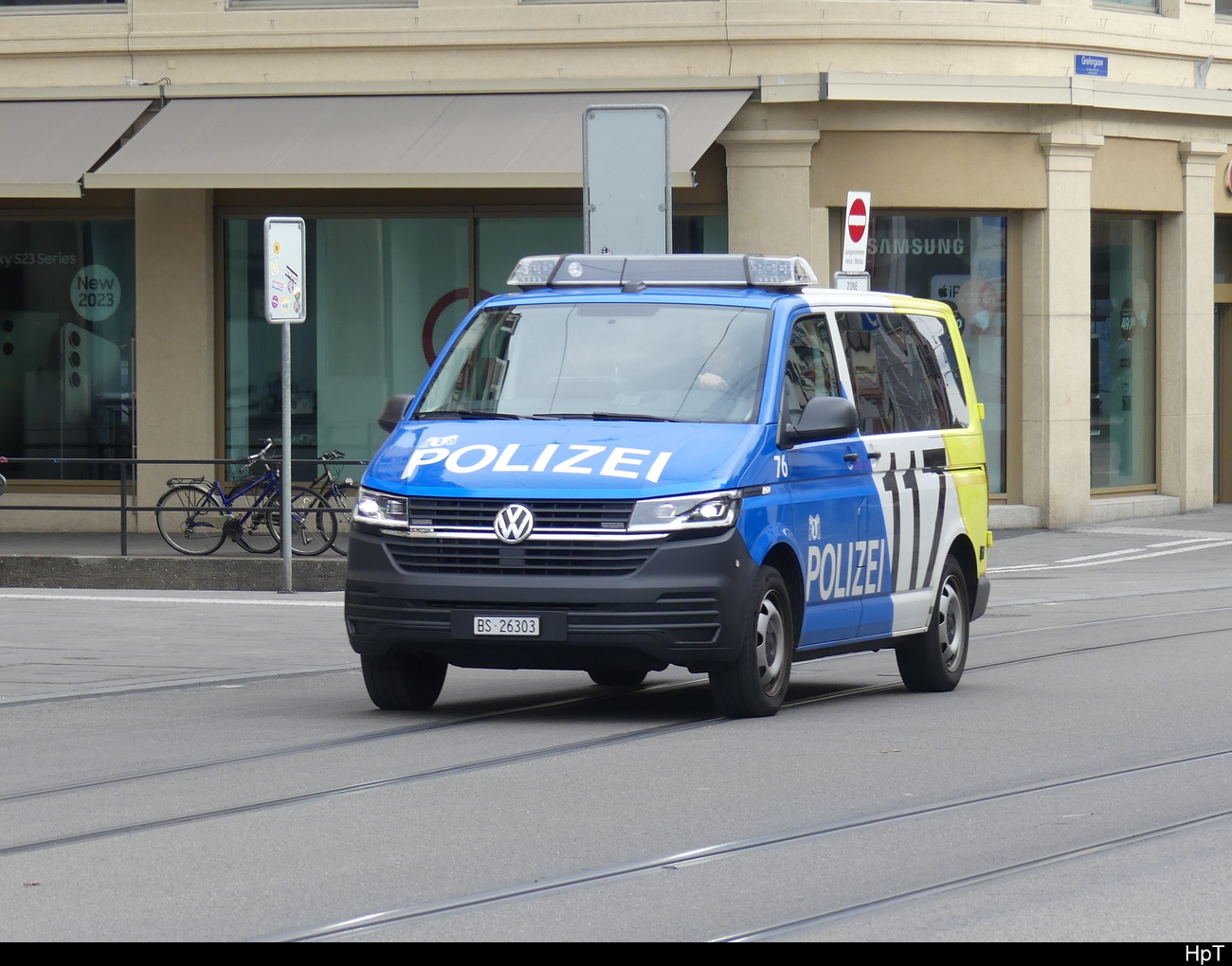 Polizei Basel - VW  BS  26303 unterwegs in der Stadt Basel am 19.03.2023