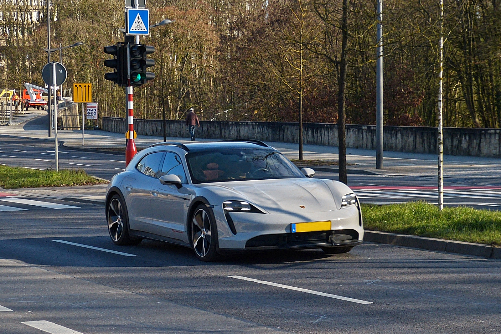 Porsche Taycan, aufgenommen in der Stadt Luxemburg. 02.2023.